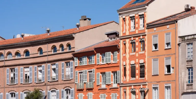 Découvrez notre gamme bâtiment, spécialement conçue pour les professionnels : une sélection complète de produits hydrofuges, décapants, nettoyants, anti-graffitis et anti-salpêtres, pensés pour répondre aux exigences des artisans et des entreprises du bâtiment. Nos produits techniques pour façades, toitures, murs et sols garantissent une efficacité optimale sur tous types de supports.