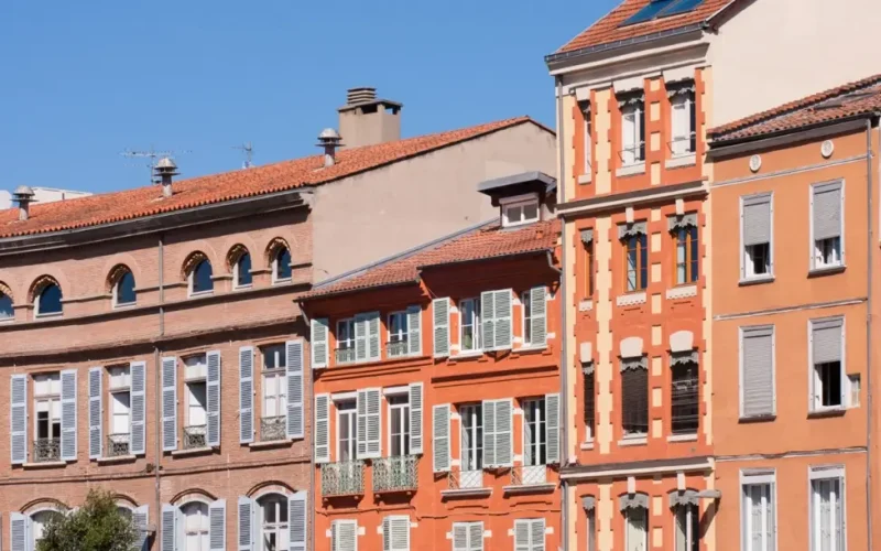 Découvrez notre gamme bâtiment, spécialement conçue pour les professionnels : une sélection complète de produits hydrofuges, décapants, nettoyants, anti-graffitis et anti-salpêtres, pensés pour répondre aux exigences des artisans et des entreprises du bâtiment. Nos produits techniques pour façades, toitures, murs et sols garantissent une efficacité optimale sur tous types de supports.